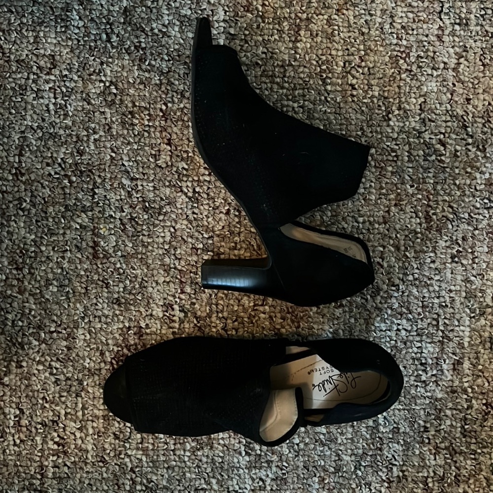 Black life stride open toed heals
